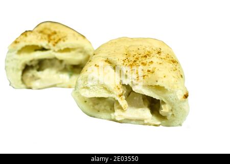 Brotrolle würziges Hähnchen mit pürierten Pilzen-Carbonara-Sauce Auf weißem Hintergrund Stockfoto