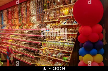 Verschiedene Süßigkeiten und Snacks auf den Regalen. Interieur eines Süßes Stockfoto