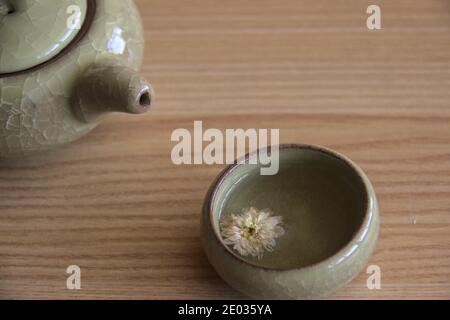 Nahaufnahme, Chrysantheme Tee in Keramik-Tasse, Teekanne Auslauf. Natürlicher Tee ist gut für die Gesundheit Stockfoto