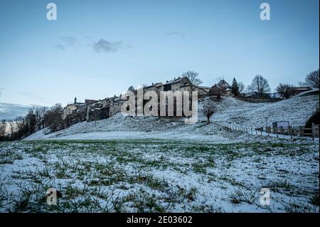 Winterlandschaft des Dorfes Gruyere, Schweiz. Schönheit in der Natur. Stockfoto