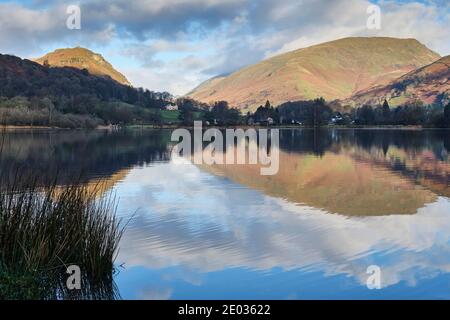 Helm Crag und Seat Sandal spiegeln sich in Grasmere, Lake District, Cumbria Stockfoto