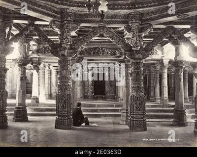 19. Jahrhundert Vintage-Fotografie - Jain Tempel, Mount Abu, Bild von Samuel Bourne, 1860. Mount Abu ist eine Bergstation in Westindien Rajasthan Staat, in der Nähe der Grenze zu Gujarat. Stockfoto