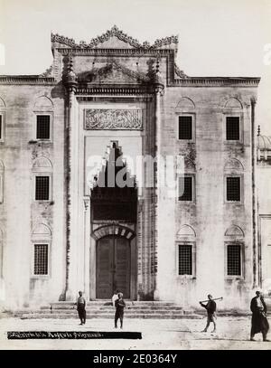 19. Jahrhundert Vintage-Foto - die Süleymaniye Moschee ist eine osmanische kaiserliche Moschee auf dem dritten Hügel von Istanbul, Türkei. Die Moschee wurde von Suleiman dem Magnificent in Auftrag gegeben und vom kaiserlichen Architekten Mimar Sinan entworfen. Eine Inschrift gibt das Gründungsdatum als 1550 und das Einweihungsdatum als 1557 an Stockfoto