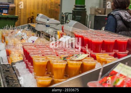 Ein Blick auf die frischen Fruchtsäfte zum Verkauf an einem Stall in Borough Market, Southwark, London Stockfoto