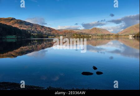 Silver How und Helm Crag spiegeln sich in Grasmere, Lake District, Cumbria Stockfoto