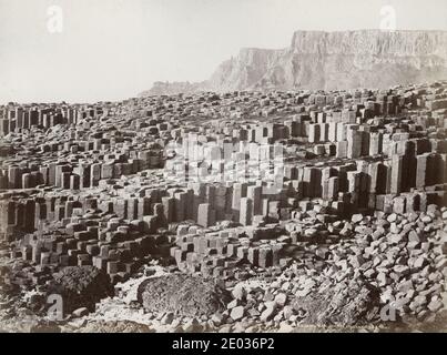 Vintage-Fotografie des 19. Jahrhunderts - Giant's Causeway, Antrim Coast, Irland (jetzt Nordirland) um 1890, William Lawrence Studio Stockfoto