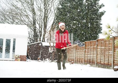 Kidderminster, Großbritannien. Dezember 2020. Wetter in Großbritannien: Während immer mehr Schnee über Worcestershire fällt, weiß diese Frau, wann sie geschlagen wird und gibt fröhlich auf, den Schnee in ihrem Kidderminster Garten zu räumen, um die Wärme im Inneren zu spüren! Kredit: Lee Hudson/Alamy Live Nachrichten Stockfoto