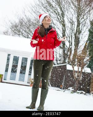 Kidderminster, Großbritannien. Dezember 2020. Wetter in Großbritannien: Während immer mehr Schnee über Worcestershire fällt, weiß diese Frau, wann sie geschlagen wird und gibt fröhlich auf, den Schnee in ihrem Kidderminster Garten zu räumen, um die Wärme im Inneren zu spüren! Kredit: Lee Hudson/Alamy Live Nachrichten Stockfoto