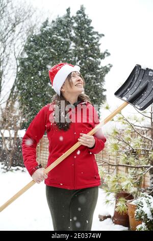 Kidderminster, Großbritannien. Dezember 2020. Wetter in Großbritannien: Während immer mehr Schnee über Worcestershire fällt, weiß diese Frau, wann sie geschlagen wird und gibt fröhlich auf, den Schnee in ihrem Kidderminster Garten zu räumen, um die Wärme im Inneren zu spüren! Kredit: Lee Hudson/Alamy Live Nachrichten Stockfoto