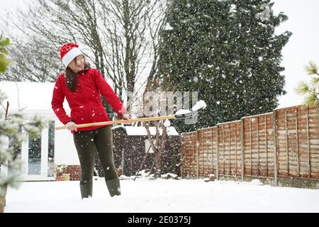 Kidderminster, Großbritannien. Dezember 2020. Wetter in Großbritannien: Während immer mehr Schnee über Worcestershire fällt, weiß diese Frau, wann sie geschlagen wird und gibt fröhlich auf, den Schnee in ihrem Kidderminster Garten zu räumen, um die Wärme im Inneren zu spüren! Kredit: Lee Hudson/Alamy Live Nachrichten Stockfoto