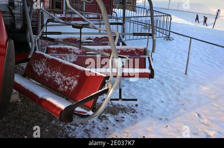 Nesselwang, Deutschland. Dezember 2020. Wanderer gehen neben den Stühlen der geschlossenen Alpspitzbahn. Quelle: Karl-Josef Hildenbrand/dpa/Alamy Live News Stockfoto