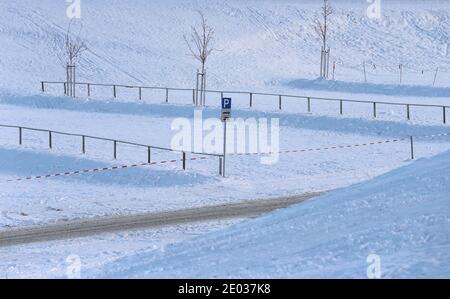 Nesselwang, Deutschland. Dezember 2020. Die Parkplätze an der Talstation der geschlossenen Alpspitzbahn sind für Ausflügler gesperrt. Quelle: Karl-Josef Hildenbrand/dpa/Alamy Live News Stockfoto