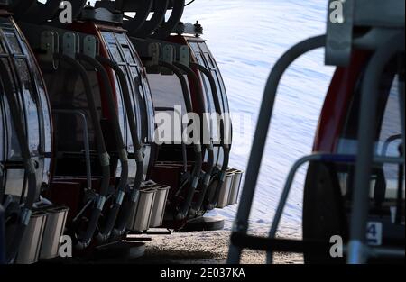 Nesselwang, Deutschland. Dezember 2020. Die Hütten der geschlossenen Alpspitzbahn stehen still. Quelle: Karl-Josef Hildenbrand/dpa/Alamy Live News Stockfoto