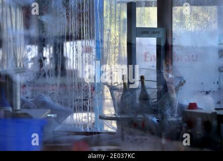 Nesselwang, Deutschland. Dezember 2020. Ungeöffnete Champagnerflaschen stehen an der Talstation der Alpspitzbahn, hinter der Fensterscheibe einer geschlossenen Skibar. Quelle: Karl-Josef Hildenbrand/dpa/Alamy Live News Stockfoto