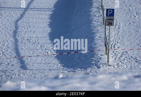 Nesselwang, Deutschland. Dezember 2020. Die Parkplätze an der Talstation der geschlossenen Alpspitzbahn sind für Ausflügler gesperrt. Quelle: Karl-Josef Hildenbrand/dpa/Alamy Live News Stockfoto