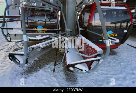 Nesselwang, Deutschland. Dezember 2020. Stühle und Kabinen geschlossen Alpspitzbahn stehen still. Quelle: Karl-Josef Hildenbrand/dpa/Alamy Live News Stockfoto