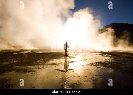 Sonnenaufgang bei El Tatio Geysiren auf 4300m Höhe, mit einem touristischen Spaziergang zwischen den Fumarolen, Atacama Wüste, Antofagasta Region, Chile, South am Stockfoto