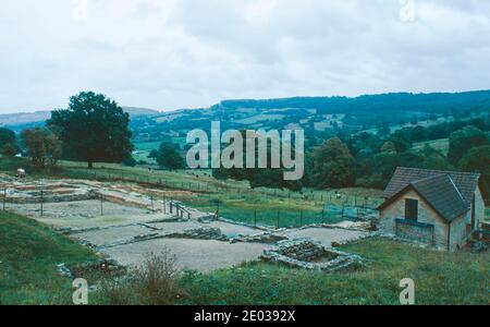 Witcombe - Ruinen der römischen Villa - archäologische Ausgrabungen. Allgemeine Ansicht der Ausgrabungsstätte in Arbeit. Archivscan von einem Dia. Oktober 1978. Stockfoto