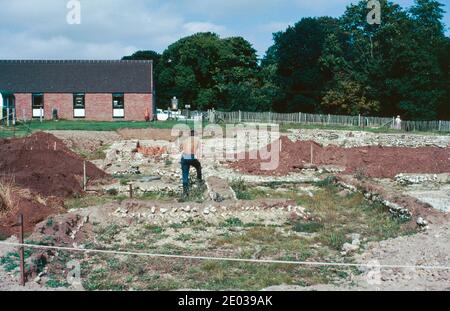 Rockbourne, Hampshire - Ruinen der römischen Villa - archäologische Ausgrabungen im Gange. Gesamtansicht der Ausgrabungsstätte mit dem Museum im Hintergrund. Archivscan von einem Dia. Oktober 1978. Stockfoto