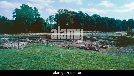 Rockbourne, Hampshire - Ruinen der römischen Villa - archäologische Ausgrabungen im Gange. Allgemeine Ansicht der Ausgrabungsstätte vom Museum. Archivscan von einem Dia. Oktober 1978. Stockfoto