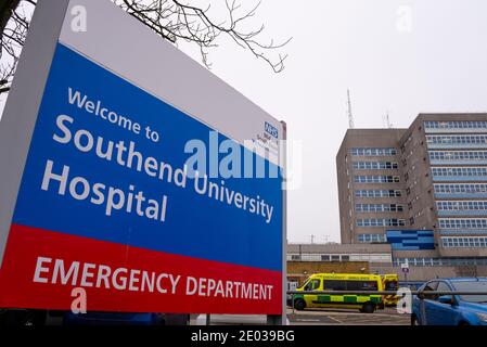 Southend on Sea, Essex, Großbritannien. Dezember 2020. Southend-on-Sea wurde nun aufgrund der aktuellen Infektionsrate als einer der Coronavirus-Hotspots Großbritanniens bezeichnet. In der Woche bis zum 23. Dezember wurden in Southend-on-Sea 1,896 neue Fälle des Virus bestätigt und es liegt nun eine Infektionsrate von 1,035.4 pro 100,000 Menschen vor - ein Sprung von 699 in der Woche zuvor, was die Stadt zum achtstärksten betroffenen Gebiet des Landes macht. Mit Essex in Tier 4 sind viele Geschäfte geschlossen. Das Southend University Hospital hat mit Kapazitäten zu kämpfen. Die lokalen Behörden haben einen ‘m„großen Zwischenfall“ erklärt Stockfoto