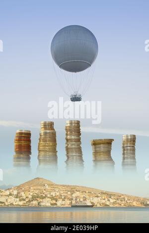 Heliumballon gegen den Himmel in der Abenddämmerung gesehen, im Hintergrund sichtbare Scherzspur, Münzen, Viev eines Kriusschiffes in einer Bucht Stockfoto