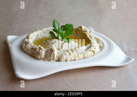 Eine libanesische traditionelle Platte von Baba Ghannouj mit einer Petersilie garnieren. Stockfoto