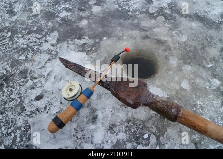 Rod und Gaff für das Winterfischen am Loch in Das Eis Stockfoto