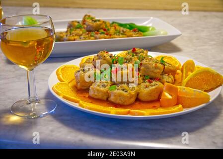 Gebratene gefüllte Tofu-Würfel mit Orange in Form und Getränk, handgemachte chinesische traditionelle Speisen Stockfoto