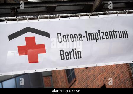 Berlin, Deutschland. Dezember 2020. Das Corona-Impfzentrum Berlin steht auf einem Banner über dem Eingang zur Arena in Treptow. Quelle: Christophe Gateau/dpa/Alamy Live News Stockfoto