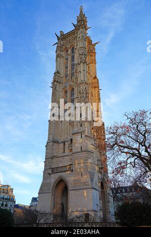 PARIS, FRANKREICH -18 DEZ 2020- Blick auf La Tour Saint Jacques (Turm Saint Jacques), ein gotisches Denkmal in der Rue de Rivoli im 4. Arrondissement Stockfoto