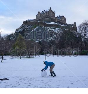 Edinburgh, Schottland, Großbritannien. Dezember 2020. Machen Sie einen Schneemann in West Princes Street Gardens nach Nacht Schnee in der Innenstadt. Kredit: Craig Brown/Alamy Live Nachrichten Stockfoto