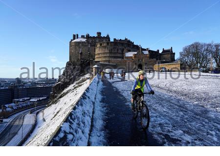 Edinburgh, Schottland, Großbritannien. Dezember 2020. Über Nacht Schnee in der Innenstadt mit der Burg Esplanade mit Schnee bedeckt. Kredit: Craig Brown/Alamy Live Nachrichten Stockfoto