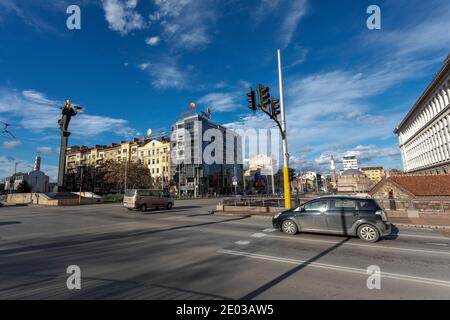 Sofia, Bulgarien - 27. Dezember 2020: Straßenkreuzung und Verkehr im Zentrum von Sofia mit der Statue der Heiligen Sophia. Stockfoto