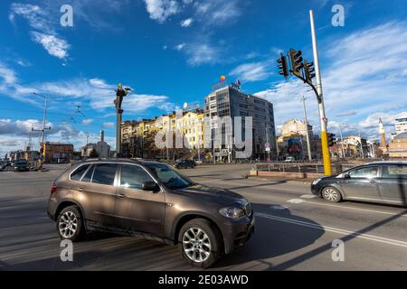 Sofia, Bulgarien - 27. Dezember 2020: Straßenkreuzung und Verkehr im Zentrum von Sofia mit der Statue der Heiligen Sophia. Stockfoto