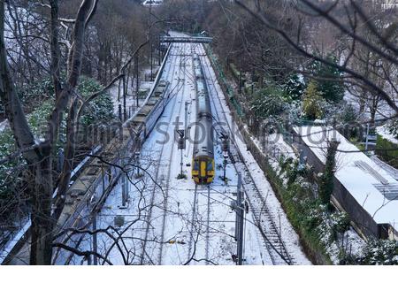 Edinburgh, Schottland, Großbritannien. Dezember 2020. Über Nacht Schnee im Stadtzentrum, Züge verlassen Waverley Station mit schneebedeckten Spuren. Kredit: Craig Brown/Alamy Live Nachrichten Stockfoto