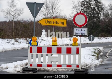 Deuselbach, Deutschland. Dezember 2020. Die Zufahrtsstraße zum Wintersportgebiet Erbeskopf ist seit heute zwischen der B327 und der B269 von 8.30 bis 16 Uhr gesperrt. In den letzten Tagen gab es eine hohe Besucherzahl mit teilweise chaotischen Bedingungen. Quelle: Harald Tittel/dpa/Alamy Live News Stockfoto