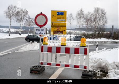 Deuselbach, Deutschland. Dezember 2020. Die Zufahrtsstraße zum Wintersportgebiet Erbeskopf ist seit heute zwischen der B327 und der B269 von 8.30 bis 16 Uhr gesperrt. In den letzten Tagen gab es eine hohe Besucherzahl mit teilweise chaotischen Bedingungen. Quelle: Harald Tittel/dpa/Alamy Live News Stockfoto