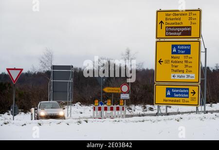 Deuselbach, Deutschland. Dezember 2020. Die Zufahrtsstraße zum Wintersportgebiet Erbeskopf ist seit heute zwischen der B327 und der B269 von 8.30 bis 16 Uhr gesperrt. In den letzten Tagen gab es eine hohe Besucherzahl mit teilweise chaotischen Bedingungen. Quelle: Harald Tittel/dpa/Alamy Live News Stockfoto