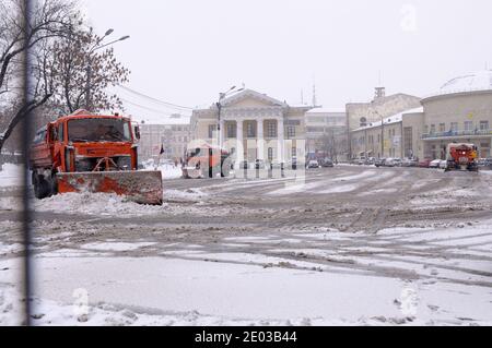 Stadt nach Schneesturm. Große Pflug LKW Entfernen Schnee von der Straße der Stadt. Januar 17, 2018. Kiew, Ukraine Stockfoto