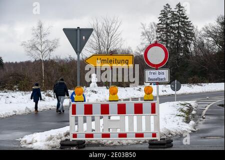 Deuselbach, Deutschland. Dezember 2020. Die Zufahrtsstraße zum Wintersportgebiet Erbeskopf ist seit heute zwischen der B327 und der B269 von 8.30 bis 16 Uhr gesperrt. In den letzten Tagen gab es eine hohe Besucherzahl mit teilweise chaotischen Bedingungen. Quelle: Harald Tittel/dpa/Alamy Live News Stockfoto