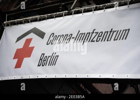 Berlin, Deutschland. Dezember 2020. Das Corona-Impfzentrum Berlin steht auf einem Banner über dem Eingang zur Arena in Treptow. Quelle: Christophe Gateau/dpa/Alamy Live News Stockfoto
