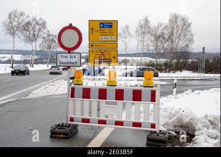 Deuselbach, Deutschland. Dezember 2020. Die Zufahrtsstraße zum Wintersportgebiet Erbeskopf ist seit heute zwischen der B327 und der B269 von 8.30 bis 16 Uhr gesperrt. In den letzten Tagen gab es eine hohe Besucherzahl mit teilweise chaotischen Bedingungen. Quelle: Harald Tittel/dpa/Alamy Live News Stockfoto