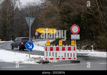 Deuselbach, Deutschland. Dezember 2020. Die Zufahrtsstraße zum Wintersportgebiet Erbeskopf ist seit heute zwischen der B327 und der B269 von 8.30 bis 16 Uhr gesperrt. In den letzten Tagen gab es eine hohe Besucherzahl mit teilweise chaotischen Bedingungen. Quelle: Harald Tittel/dpa/Alamy Live News Stockfoto