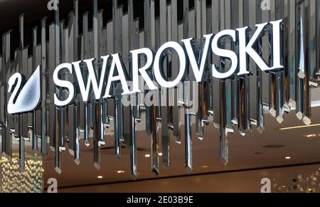 Swarovski Zeichen Briefe am Eingang des Geschäfts in Eaton Centre, Toronto, Kanada-April 2016 Stockfoto