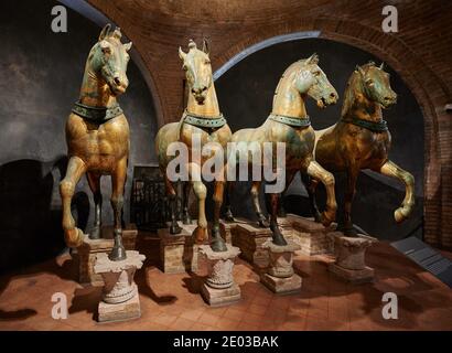 Pferde des heiligen Markus, Cavalli di San Marco, Triumphal Quadriga, die ursprünglichen Pferde im Inneren der Markusdom, Venedig, Venetien, Italien Stockfoto