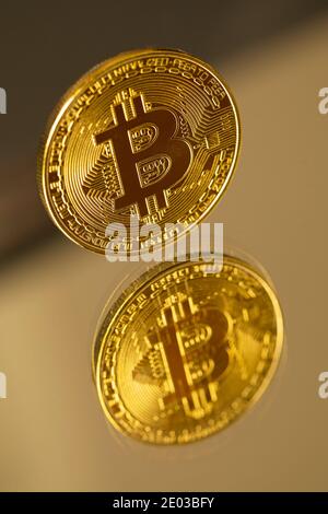 Gold Bitcoin Kryptowährung Münze Mit Reflexion Auf Spiegel Stockfoto