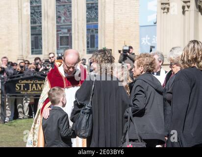 Rev. Canon Andrew Asbil begrüßt und spricht mit Renata Ford und Kindern während der Rob Ford Beerdigung in St. James Kathedrale Stockfoto