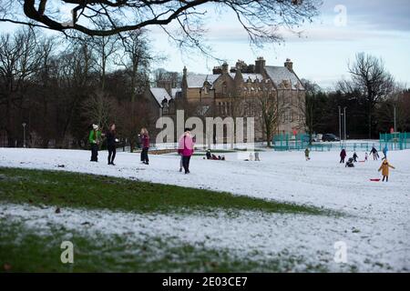 Edinburgh, Großbritannien. Dezember 2020. Edinburgh bedecken im Schnee während der Weihnachtszeit. Mitglieder der Öffentlichkeit genießen den Schnee im Inch Park in Edinburgh. Quelle: Pako Mera/Alamy Live News Stockfoto