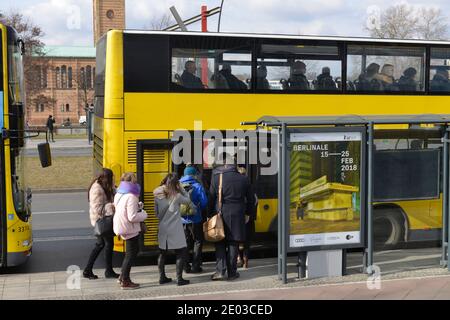 Bus, Einstieg Passagiere, Kulturforum, Tiergarten, Mitte, Berlin Stockfoto